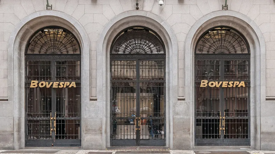Fachada do prédio da Bovespa no centro de São Paulo