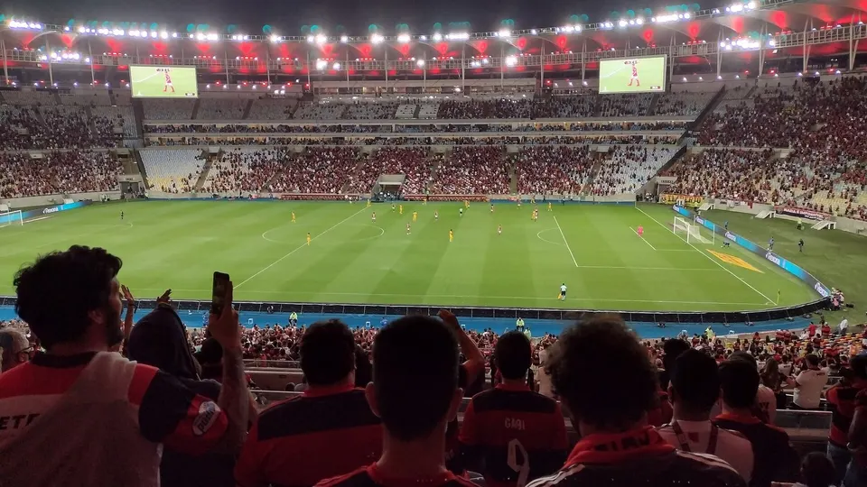 Vista interna do estádio do Maracanã lotado em dia de jogo do Flamengo