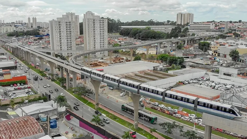 Composição do monotrilho da Linha 15-Prata vista sobre a via elevada em São Paulo