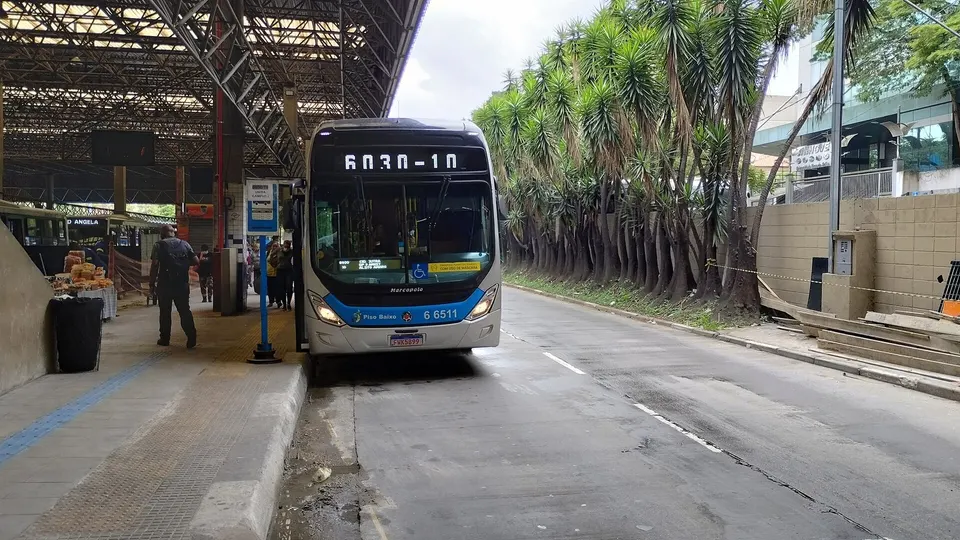 Ônibus urbano em circulação em São Paulo, visto de frente