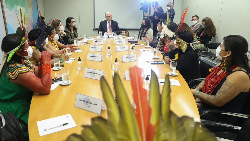 Edson Fachin, de terno, em reunião com representantes indígenas no Tribunal Superior Eleitoral