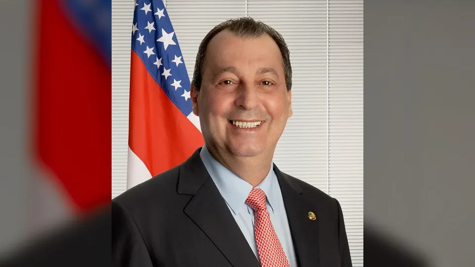 Retrato do senador Omar Aziz, de terno, em foto oficial do Senado