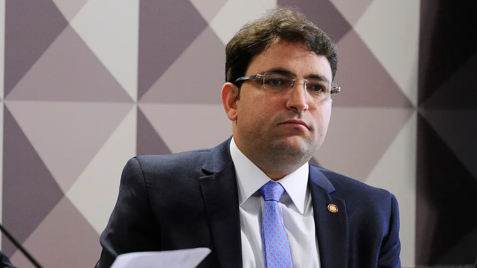 Willer Tomaz sentado à mesa de comissão do Senado, com microfone à frente