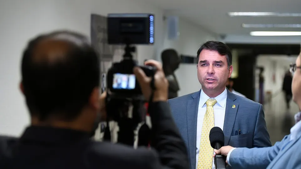 Senador Flávio Bolsonaro falando durante entrevista, em plano horizontal