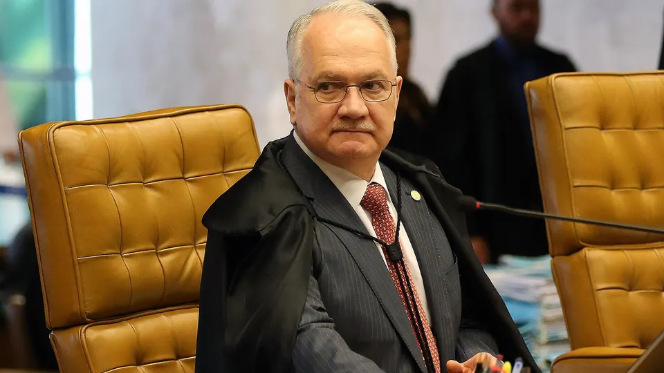 Ministro Edson Fachin, de terno, durante sessão plenária do Supremo Tribunal Federal