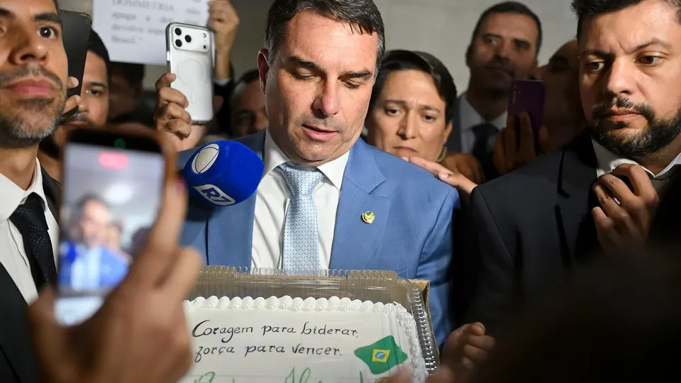 Senador Flávio Bolsonaro falando durante entrevista coletiva no Senado
