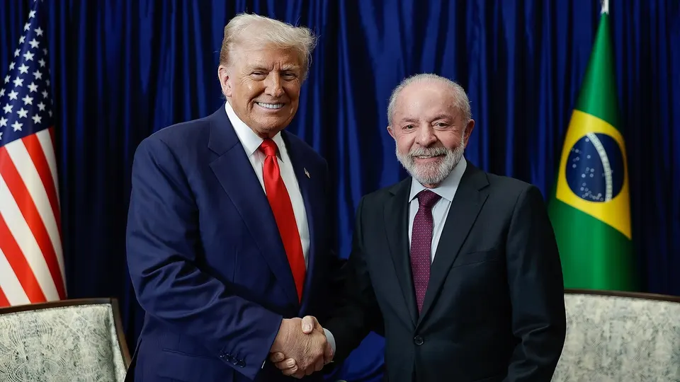 Lula de terno e gravata vermelha em evento oficial ao lado de autoridades estrangeiras