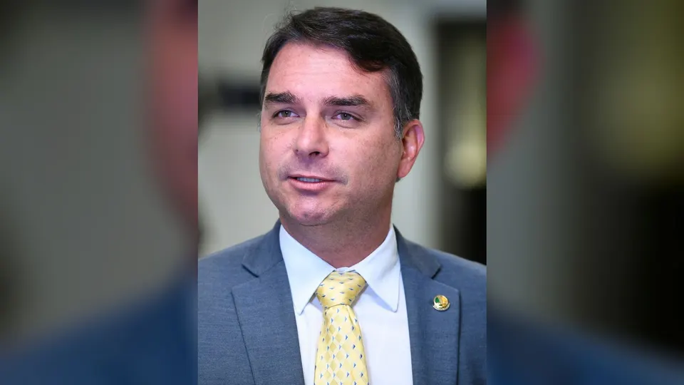 Retrato do senador Flávio Bolsonaro falando em entrevista, em imagem vertical