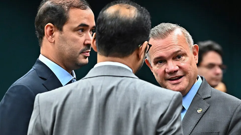 Vicentinho Júnior, de terno, em reunião da Comissão Mista de Orçamento