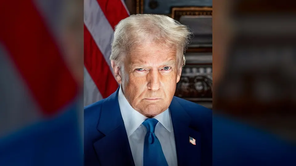 Retrato oficial de Donald Trump, de terno azul e gravata vermelha, em 2025