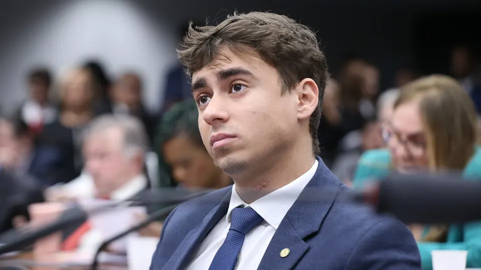 Nikolas Ferreira de terno, em audiência pública na Câmara dos Deputados
